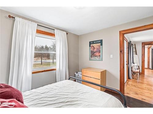 209009 26 Highway, Clarksburg, ON - Indoor Photo Showing Bedroom