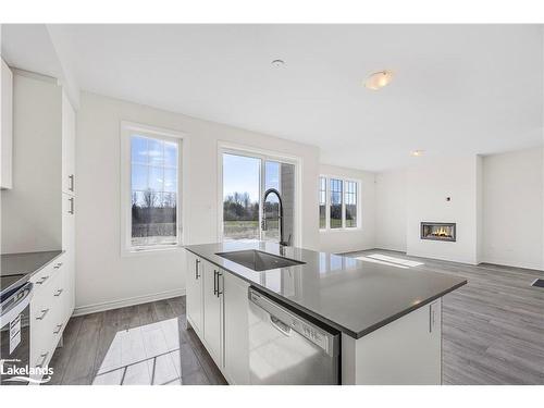 31 Abby Drive, Wasaga Beach, ON - Indoor Photo Showing Kitchen With Upgraded Kitchen