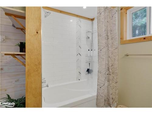 378 Hwy 518 E Highway, Emsdale, ON - Indoor Photo Showing Bathroom