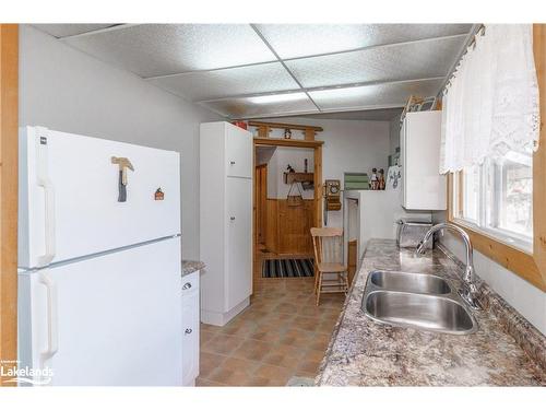 32 Maple Leaf Drive, Huntsville, ON - Indoor Photo Showing Kitchen With Double Sink