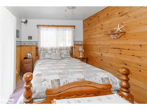 32 Maple Leaf Drive, Huntsville, ON - Indoor Photo Showing Bedroom