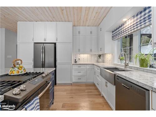 86 Bowyer Road, Huntsville, ON - Indoor Photo Showing Kitchen With Double Sink With Upgraded Kitchen