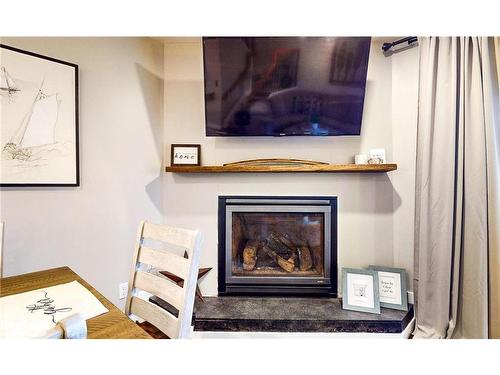 68-127 Alfred Street, Thornbury, ON - Indoor Photo Showing Living Room With Fireplace