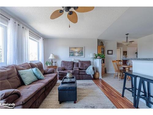 10 Princess Point Drive, Wasaga Beach, ON - Indoor Photo Showing Living Room