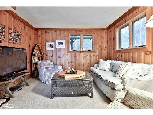 1034 Canning Heights Road, Minden Hills, ON - Indoor Photo Showing Living Room