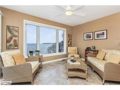 132 Hoyt Avenue, Victoria Harbour, ON - Indoor Photo Showing Living Room