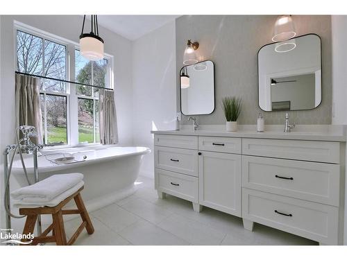 114 John Street, Clarksburg, ON - Indoor Photo Showing Bathroom