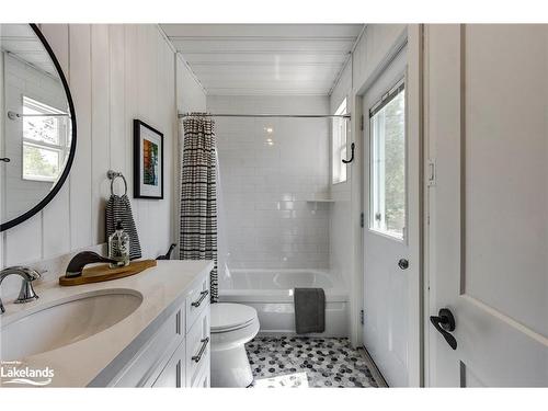 3584 Island 3420, Georgian Bay Twp, ON - Indoor Photo Showing Bathroom