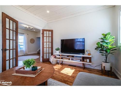 641 Bay Street, Midland, ON - Indoor Photo Showing Living Room