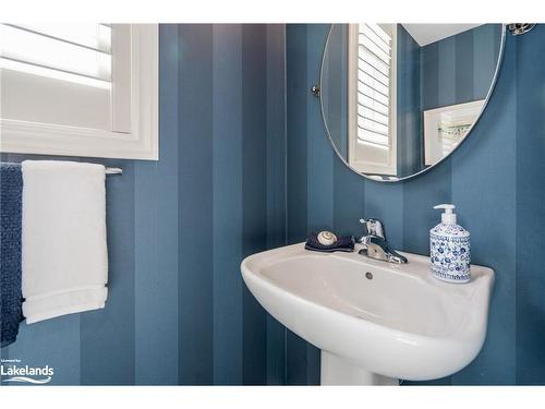 21 Kennedy Avenue, Collingwood, ON - Indoor Photo Showing Bathroom