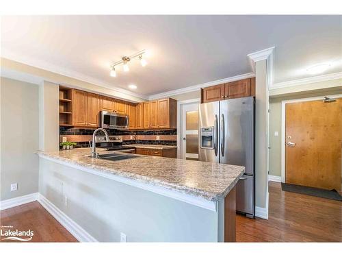 105-26 Dairy Lane, Huntsville, ON - Indoor Photo Showing Kitchen