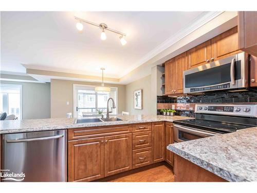 105-26 Dairy Lane, Huntsville, ON - Indoor Photo Showing Kitchen