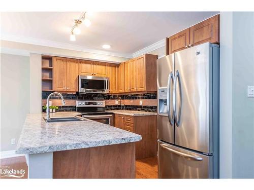 105-26 Dairy Lane, Huntsville, ON - Indoor Photo Showing Kitchen