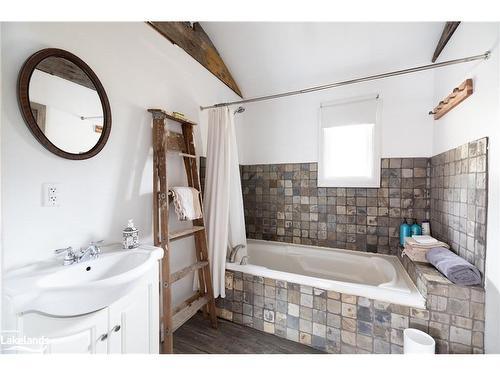 26 Jardin Lane, Maynooth, ON - Indoor Photo Showing Bathroom