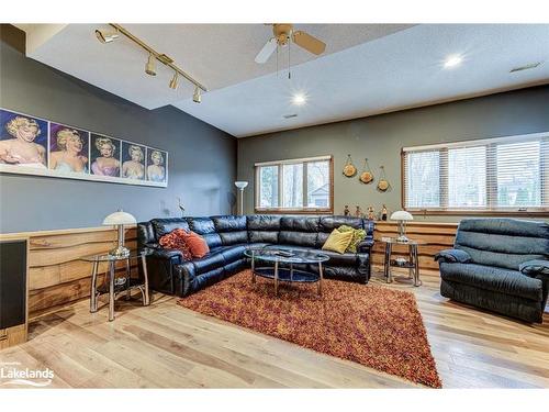 7 Fredrick Avenue, Tiny, ON - Indoor Photo Showing Living Room