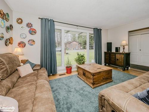 775 Sarah Street, Gravenhurst, ON - Indoor Photo Showing Living Room