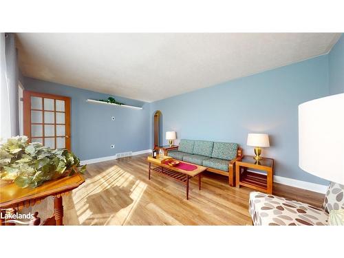 2030 Victoria Street, Innisfil, ON - Indoor Photo Showing Living Room