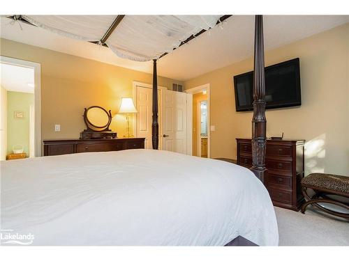 30 Illinois Crescent, Wasaga Beach, ON - Indoor Photo Showing Bedroom