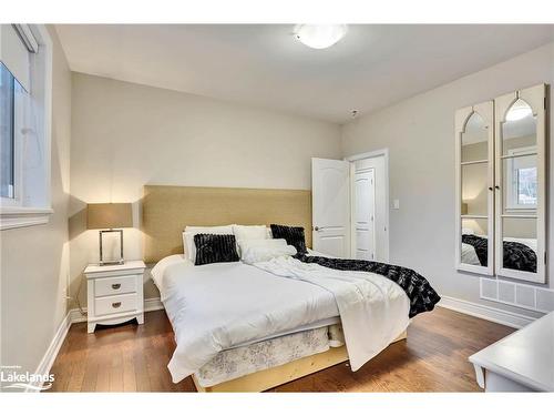 22 10Th Street S, Wasaga Beach, ON - Indoor Photo Showing Bedroom