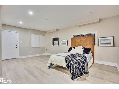 22 10Th Street S, Wasaga Beach, ON - Indoor Photo Showing Bedroom