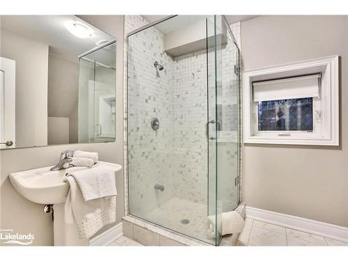 22 10Th Street S, Wasaga Beach, ON - Indoor Photo Showing Bathroom