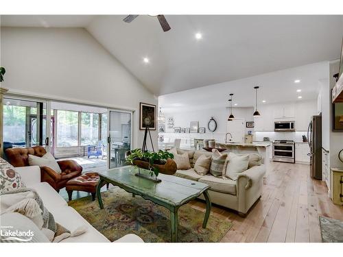 170 Springfield Road, Huntsville, ON - Indoor Photo Showing Living Room