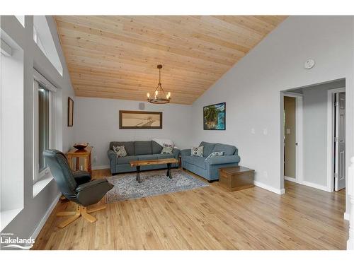 500 C Hazard Hill Road, Kearney, ON - Indoor Photo Showing Living Room