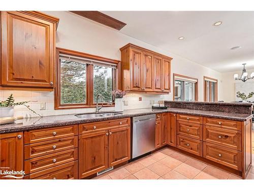 26 Trails End, Collingwood, ON - Indoor Photo Showing Kitchen