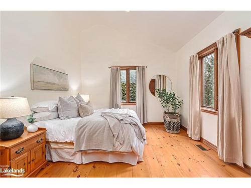 26 Trails End, Collingwood, ON - Indoor Photo Showing Bedroom