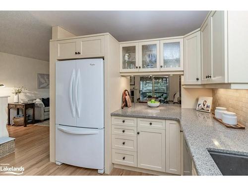 B4-20 Dairy Lane, Huntsville, ON - Indoor Photo Showing Kitchen