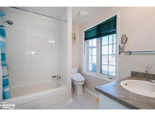392 Irwin Street, Midland, ON - Indoor Photo Showing Bathroom