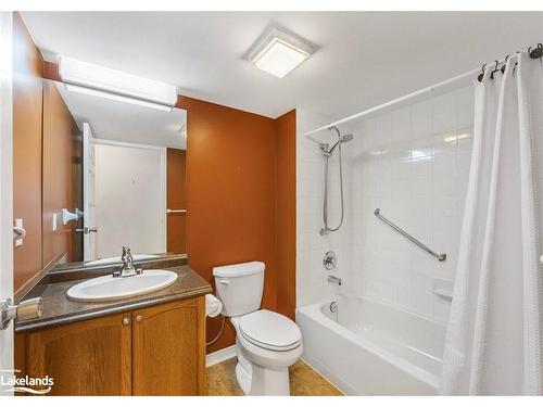 303-11 Beck Boulevard, Penetanguishene, ON - Indoor Photo Showing Bathroom