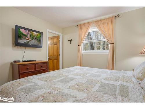 107-3-1052 Rat Bay Road, Lake Of Bays (Twp), ON - Indoor Photo Showing Bedroom