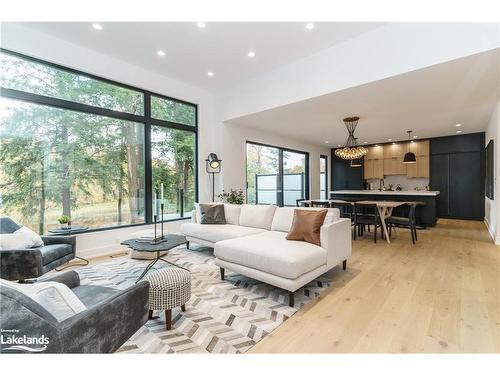 12 St Andrews Circle, Huntsville, ON - Indoor Photo Showing Living Room