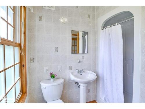 150 Lisa Lane, Gravenhurst, ON - Indoor Photo Showing Bathroom