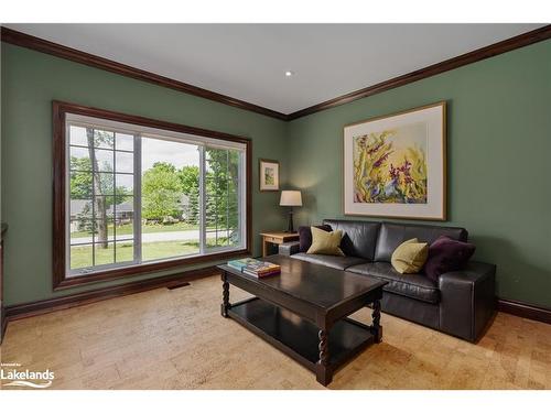 31 Deerfoot Trail, Huntsville, ON - Indoor Photo Showing Living Room