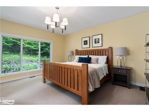 31 Deerfoot Trail, Huntsville, ON - Indoor Photo Showing Bedroom