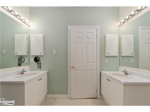 31 Deerfoot Trail, Huntsville, ON - Indoor Photo Showing Bathroom