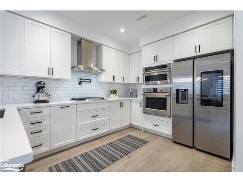 92 Holyrood Crescent, Vaughan, ON - Indoor Photo Showing Kitchen With Upgraded Kitchen
