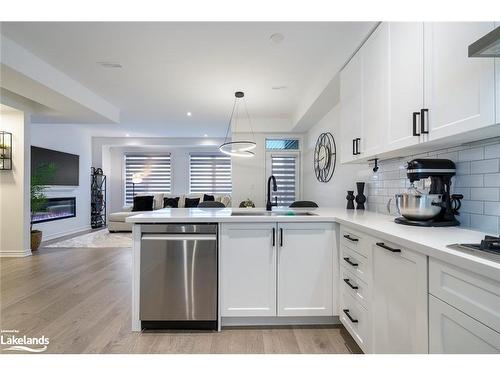 92 Holyrood Crescent, Vaughan, ON - Indoor Photo Showing Kitchen