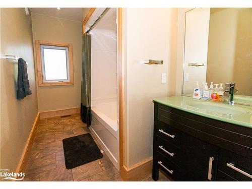 15 Lake Street, Kearney, ON - Indoor Photo Showing Bathroom