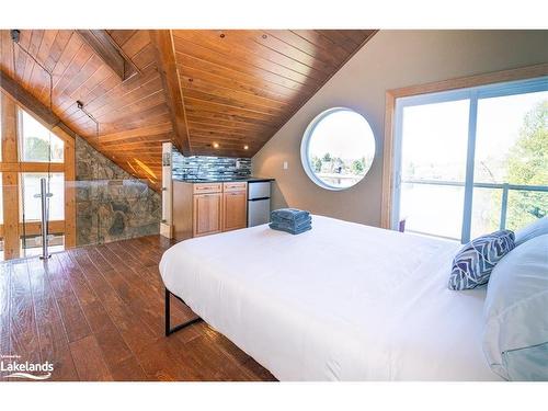 15 Lake Street, Kearney, ON - Indoor Photo Showing Bedroom