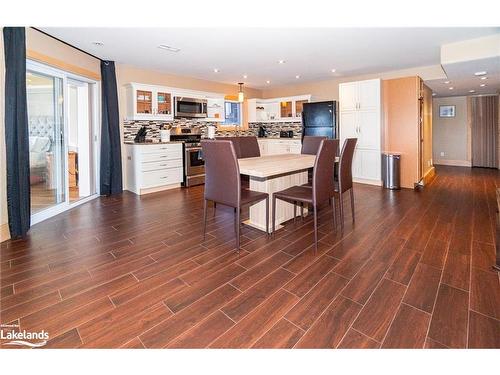 15 Lake Street, Kearney, ON - Indoor Photo Showing Dining Room