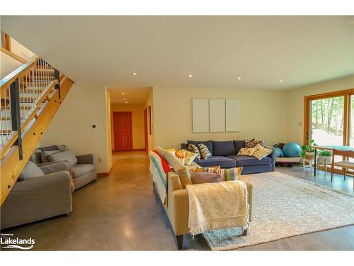 1241 Baybreeze Lane, Haliburton, ON - Indoor Photo Showing Living Room