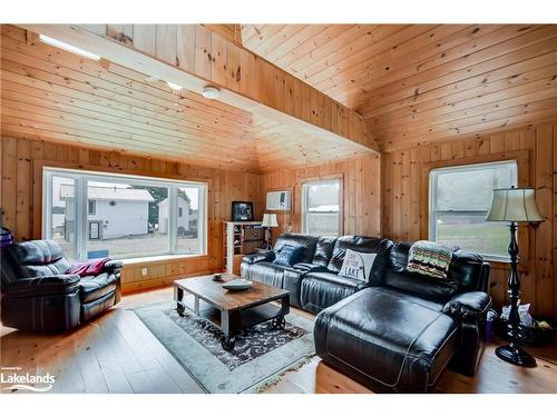 1134 Parkers Point Road, Gravenhurst, ON - Indoor Photo Showing Living Room