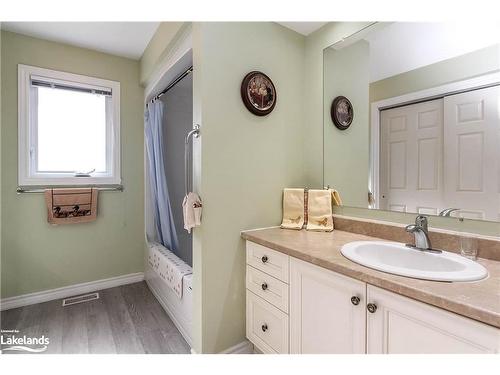 82 New York Avenue, Wasaga Beach, ON - Indoor Photo Showing Bathroom