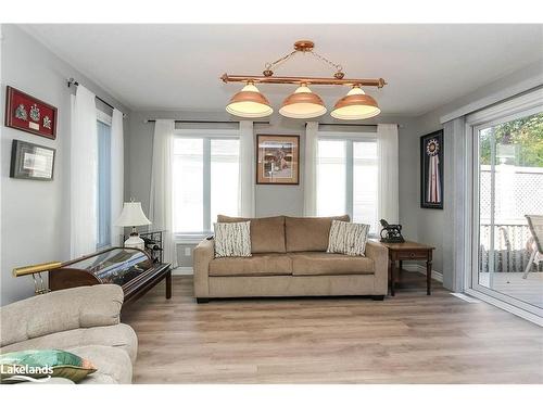 82 New York Avenue, Wasaga Beach, ON - Indoor Photo Showing Living Room