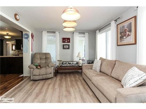 82 New York Avenue, Wasaga Beach, ON - Indoor Photo Showing Living Room