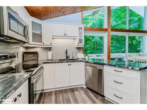 96 Hunts Road, Huntsville, ON - Indoor Photo Showing Kitchen With Upgraded Kitchen