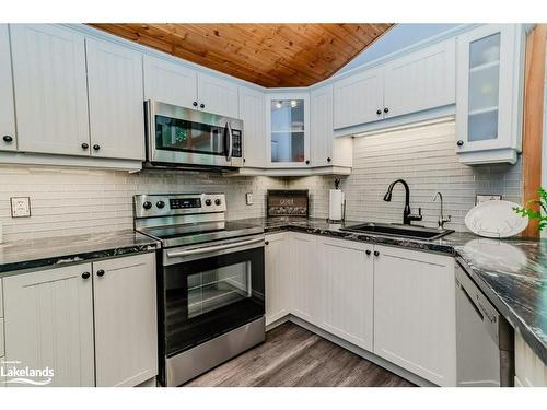 96 Hunts Road, Huntsville, ON - Indoor Photo Showing Kitchen With Upgraded Kitchen
